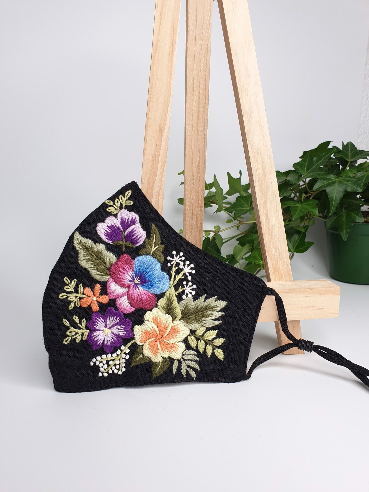 Khẩu trang thêu tay vải linen Jeslyn 87DX