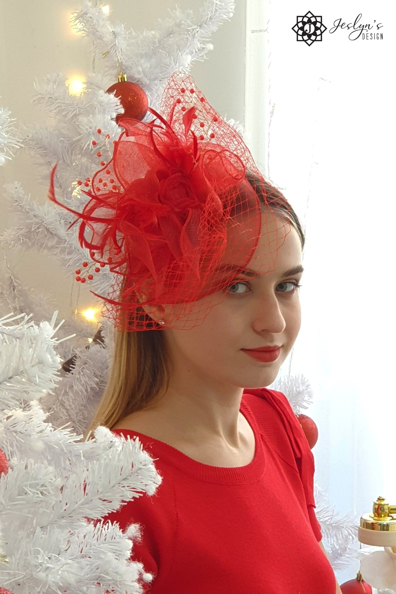 Red fascinator hat H01J