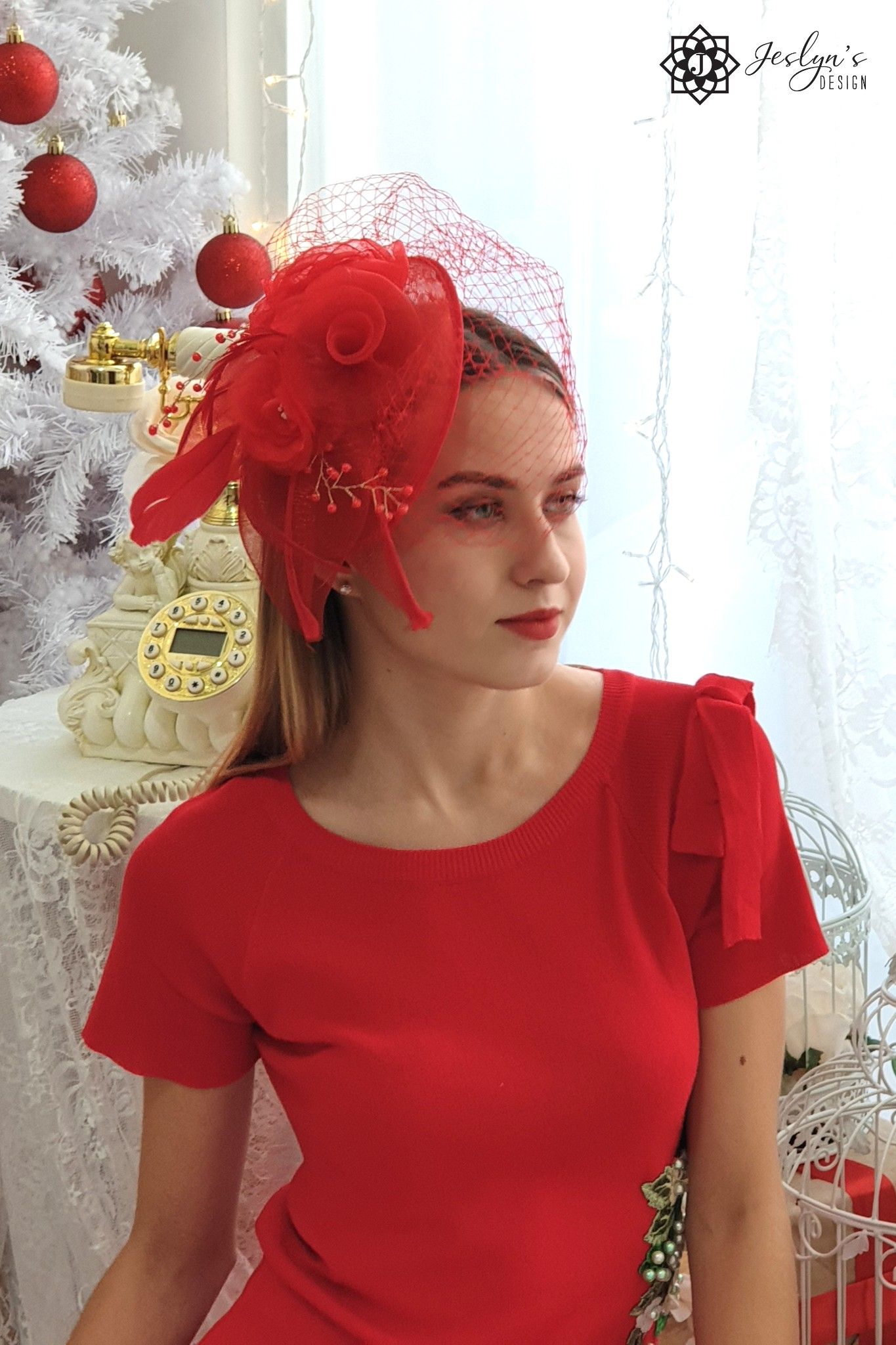 Red fascinator hat H03J