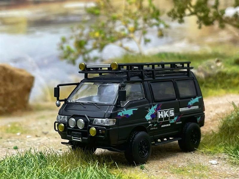 Mô hình xe Mitsubishi Delica 4WD L300 bản có tem, có phụ kiện rời tỉ lệ 1:64 Autobots Model OT64081