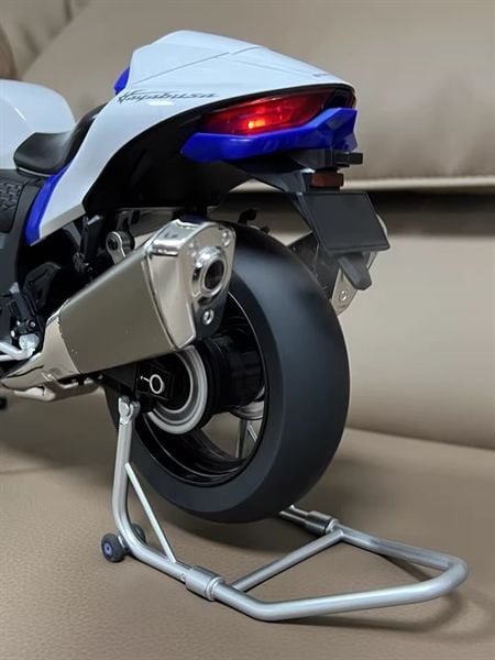Mô hình xe Suzuki Hayabusa 1300 có động cơ - phun khói khi vặn ga - kèm ben nâng tỉ lệ lớn 1:6 Alloy Model MT06004