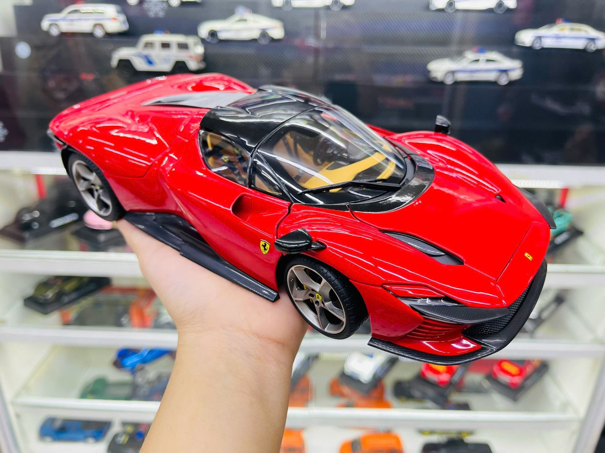 Mô hình xe Ferrari Daytona SP3 Signature red full open tỉ lệ 1:18 Bburago 18-16912 RD OT18022