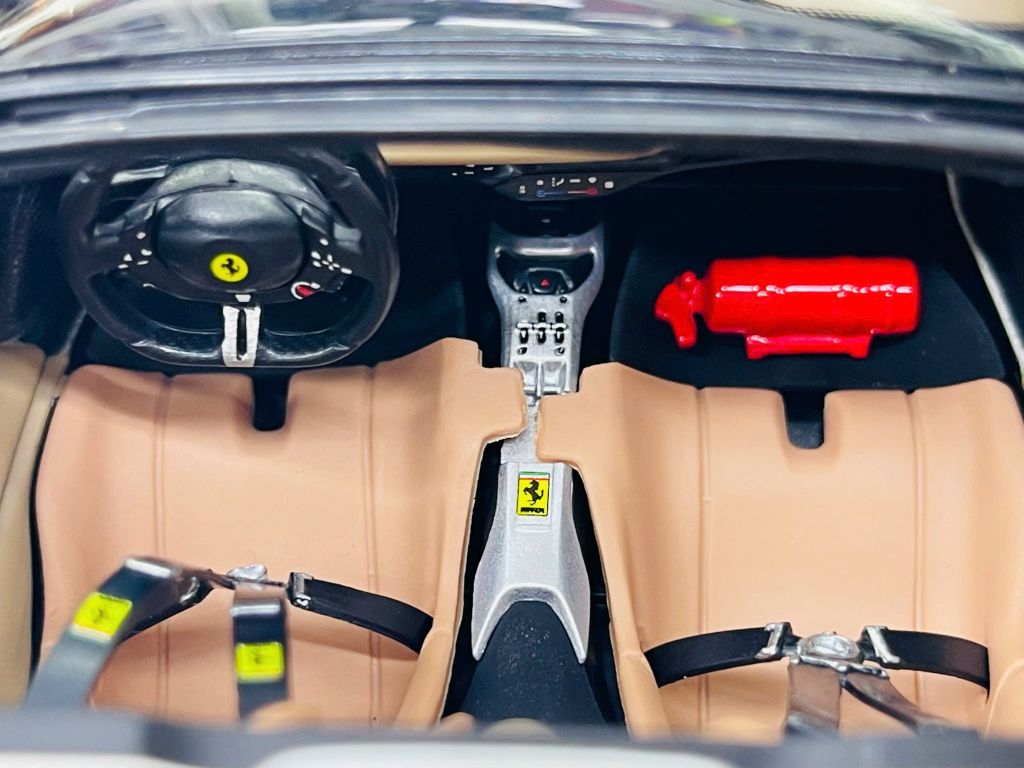 Mô hình xe Ferrari Daytona SP3 Signature white full open - hộp xốp tỉ lệ 1:18 Bburago 18-16912 WT OT18009