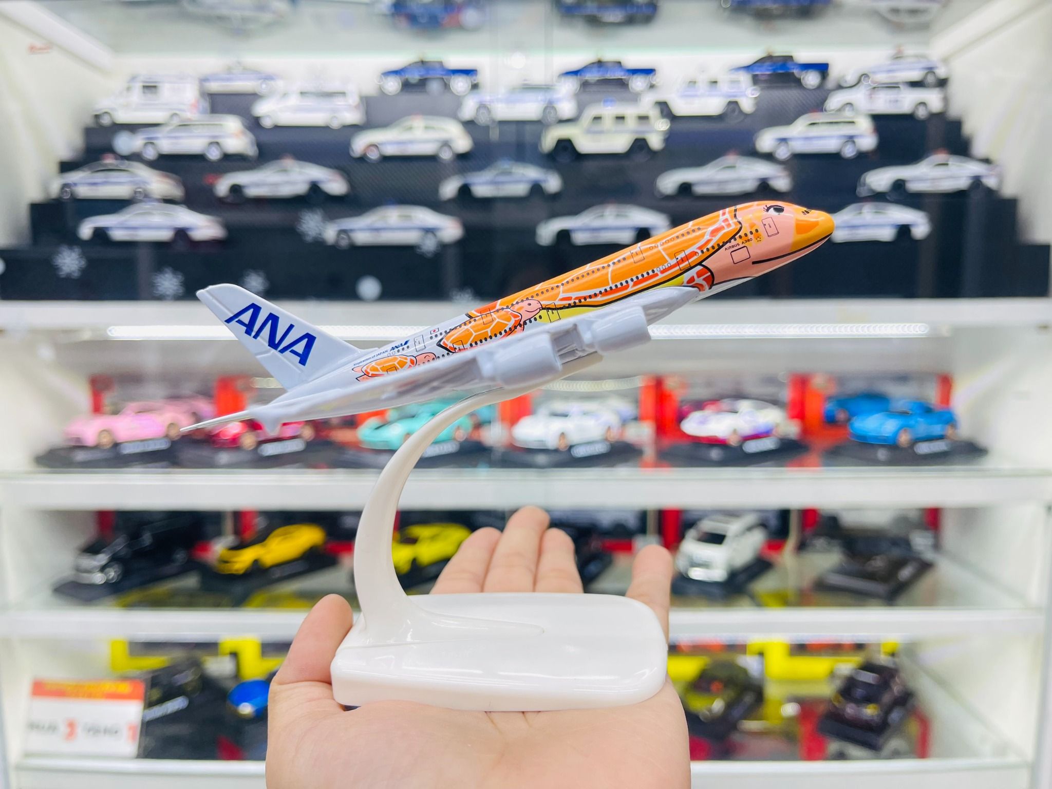 Mô hình máy bay ANA Orange Turtle Kai A380 có đế 16cm MB16211