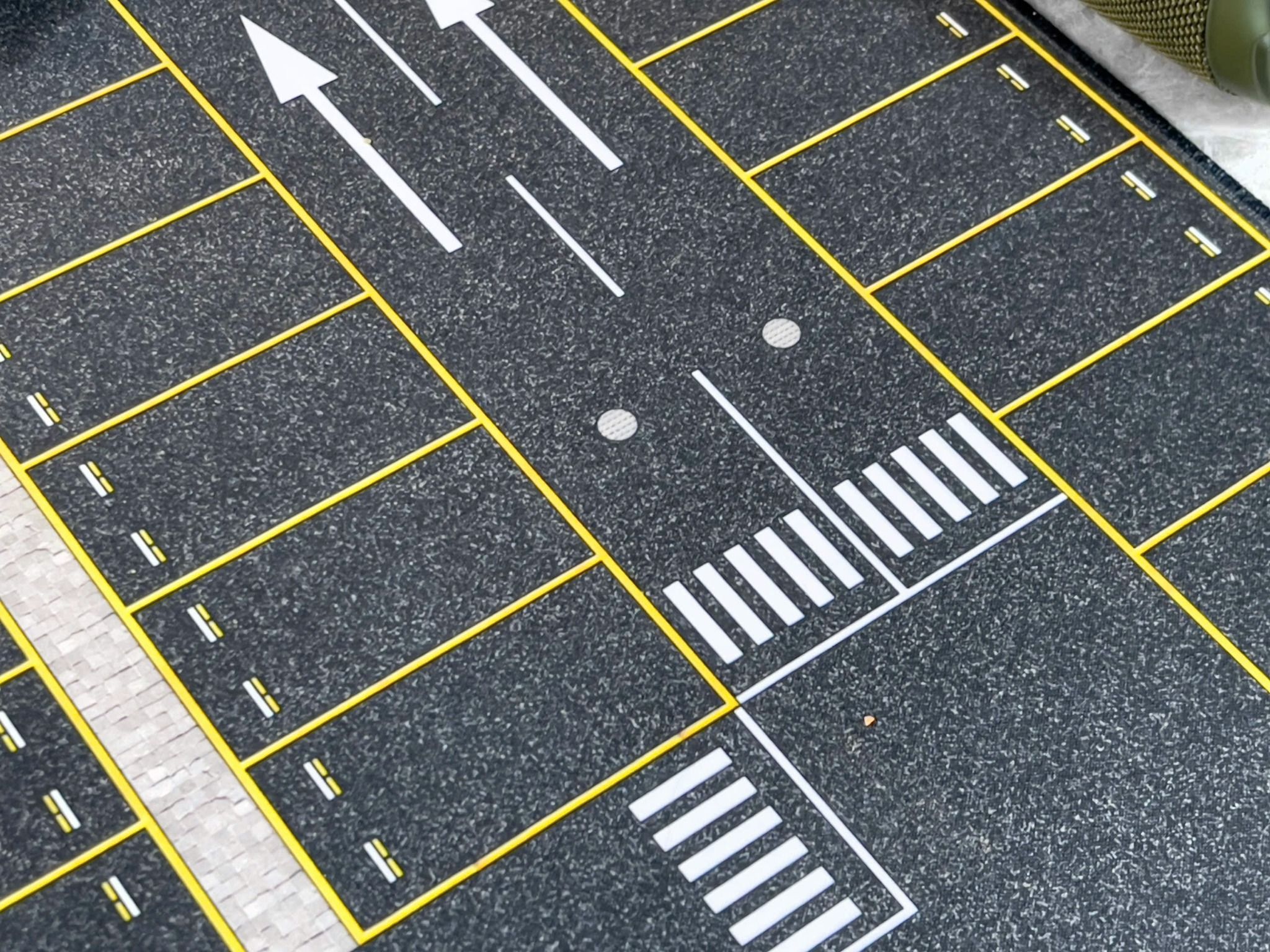 Phụ kiện thảm sa bàn chống trượt mô phỏng diorama bãi đỗ xe/ Parking lot kích thước 90x40cm cho mô hình xe 1:64 Autono1 PK516