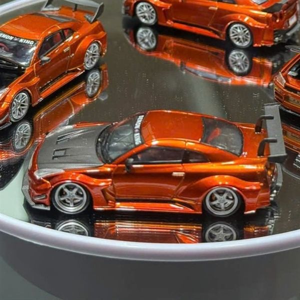 Mô hình xe Nissan GTR R35 Metallic Orange bản sự kiện HEC 2025 tỉ lệ 1:64 Demon King OT64302