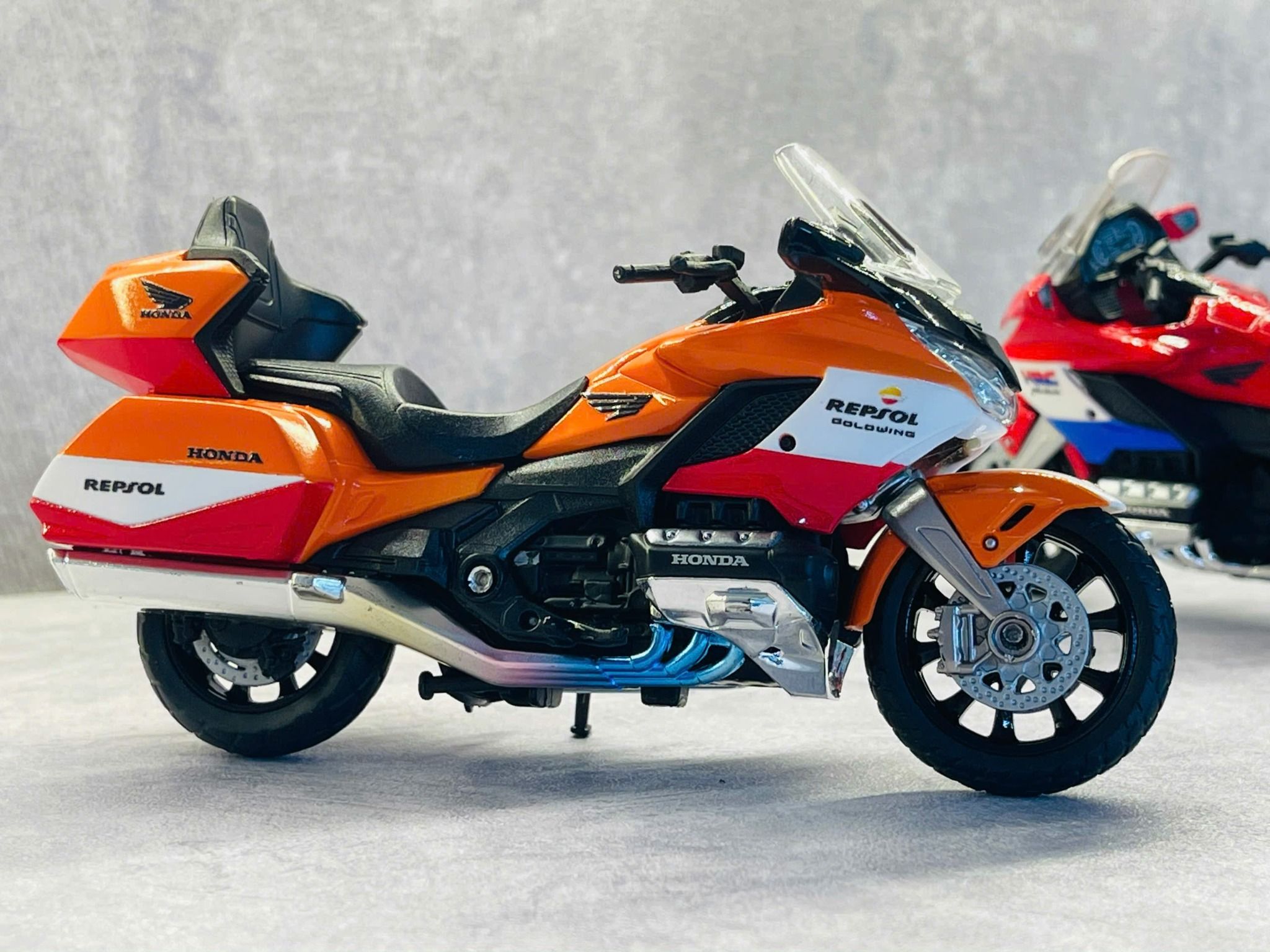Mô hình xe Honda Goldwing độ tem Repsol tỉ lệ 1:18 Welly DO18001