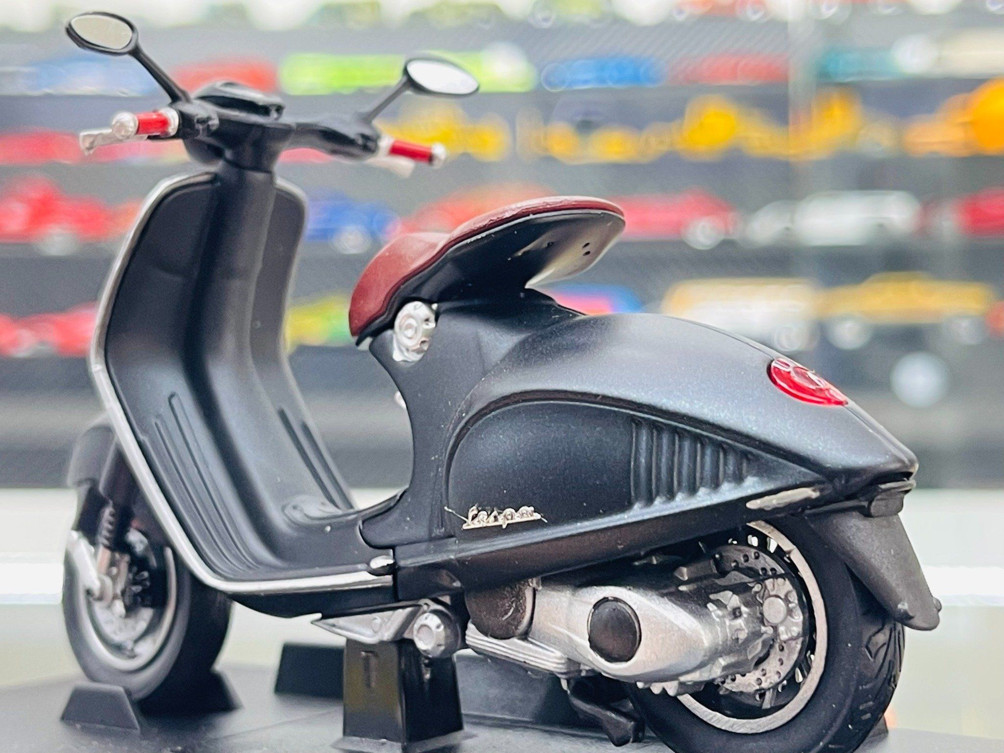 Mô hình xe Vespa 946 độ matt black 2023 tỉ lệ 1:18 Autono1 Welly D228