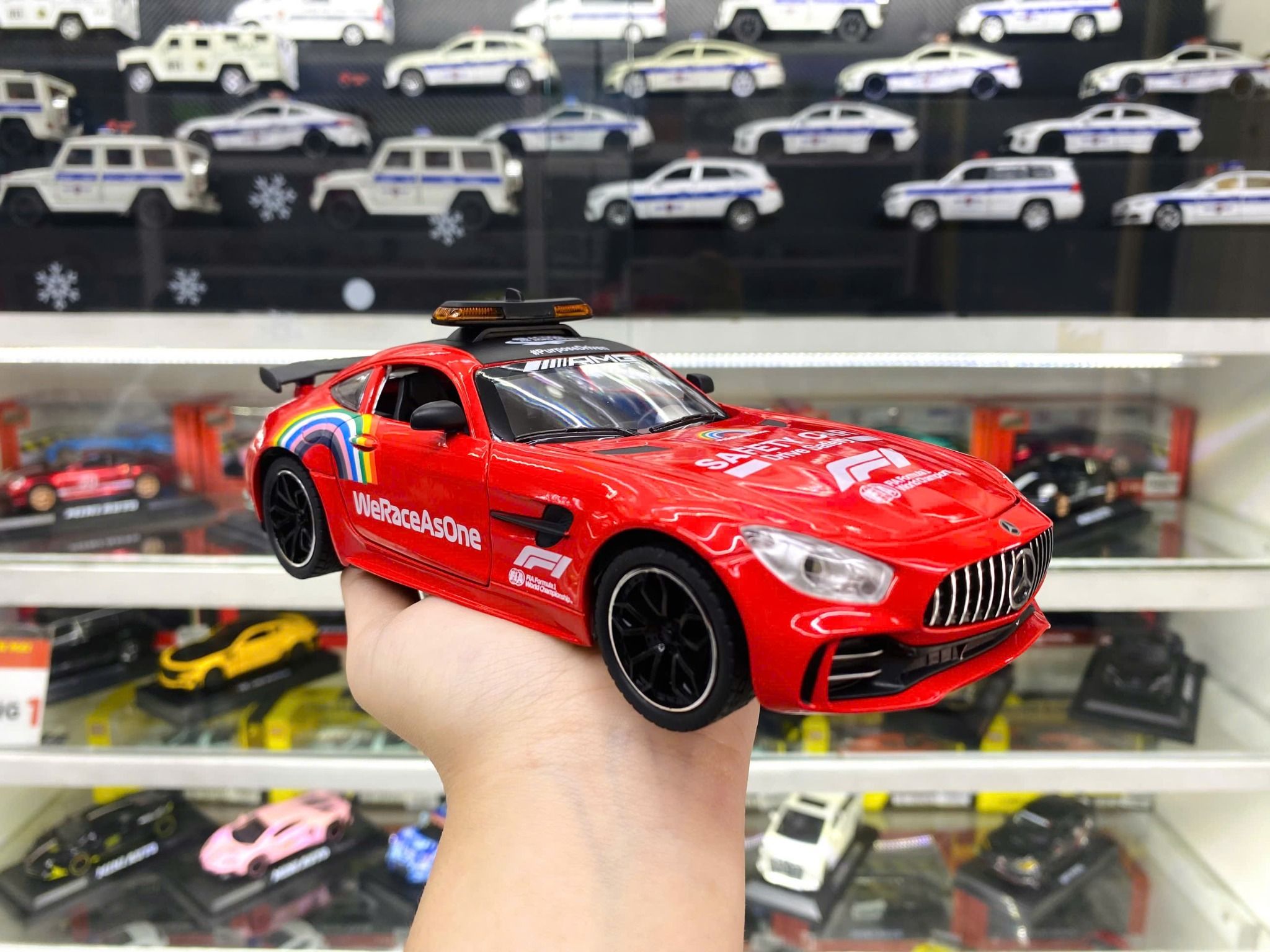 Mô hình xe dẫn đoàn đua F1 Mercedes Benz AMG GTR Safety car - full open - đánh lái - đèn - âm thanh tỉ lệ 1:24 Chezhi model OT600