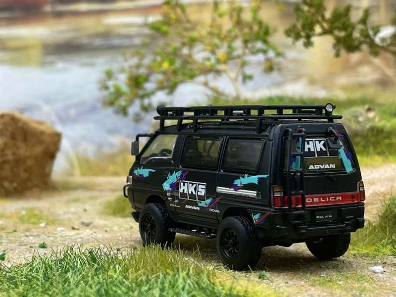 Mô hình xe Mitsubishi Delica 4WD L300 bản có tem, có phụ kiện rời tỉ lệ 1:64 Autobots Model OT64081