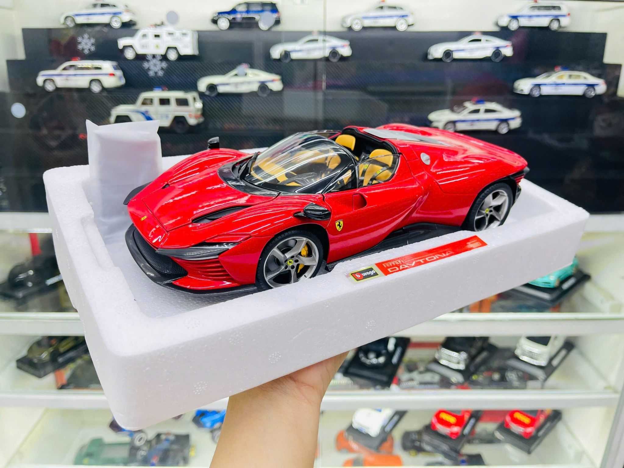 Mô hình xe Ferrari Daytona SP3 Signature red full open tỉ lệ 1:18 Bburago 18-16912 RD OT18022