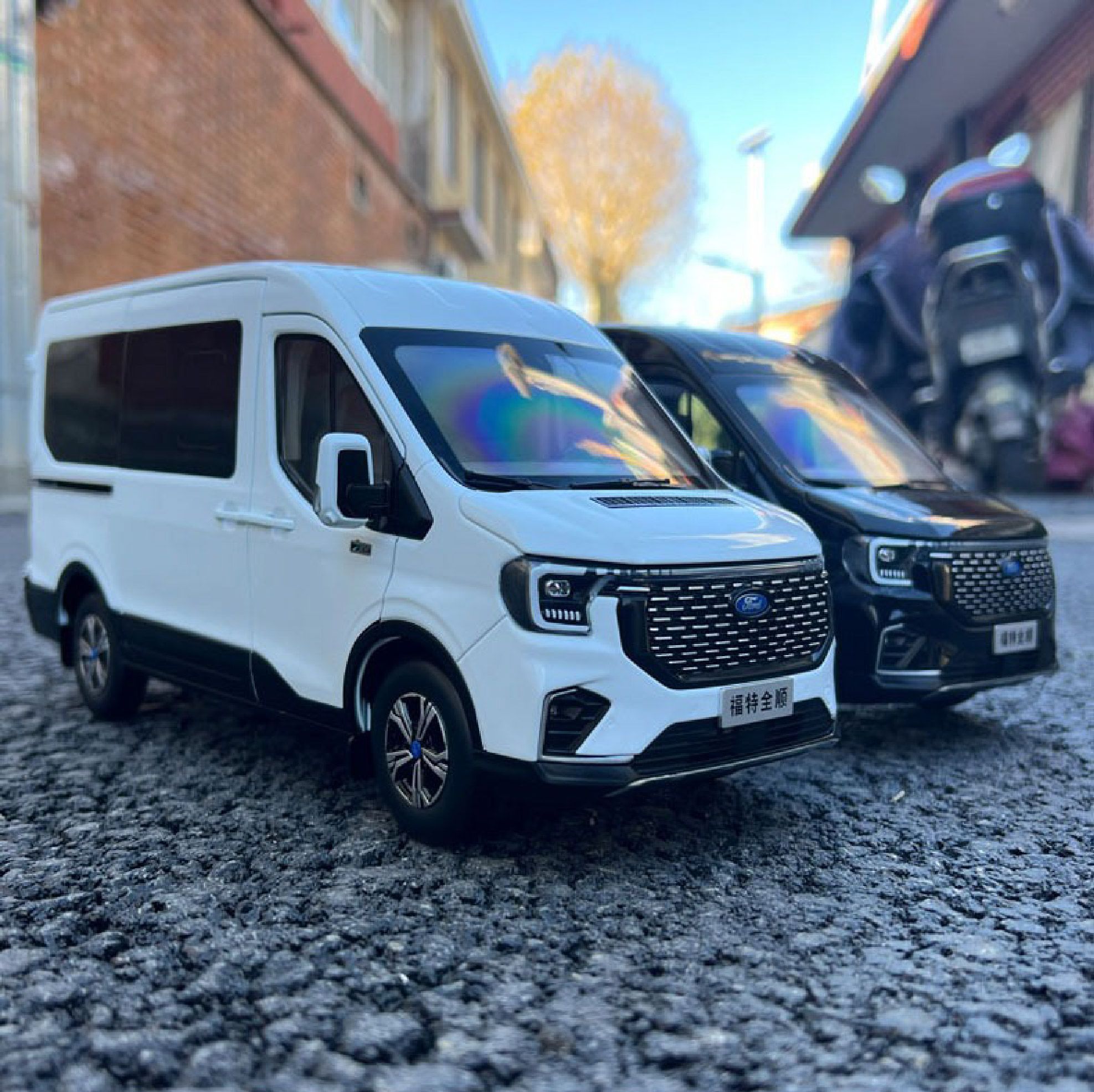 Mô hình xe khách 9 chỗ Ford Transit 2024 full open - đánh lái được tỉ lệ 1:18 Paudi OT18020