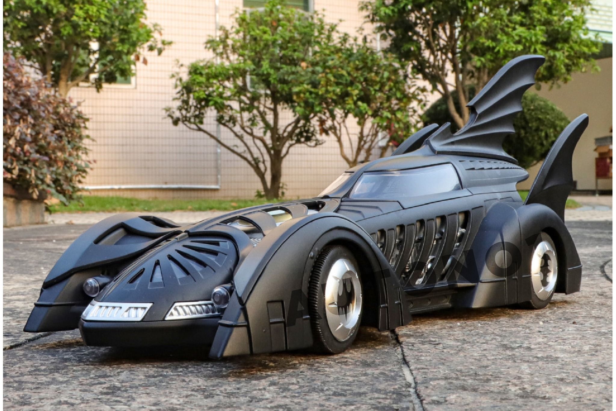 Mô hình xe Batman Batmobile 1995s phun khói - có đèn - âm thanh tỉ lệ 1:18 Alloy Model OT18023