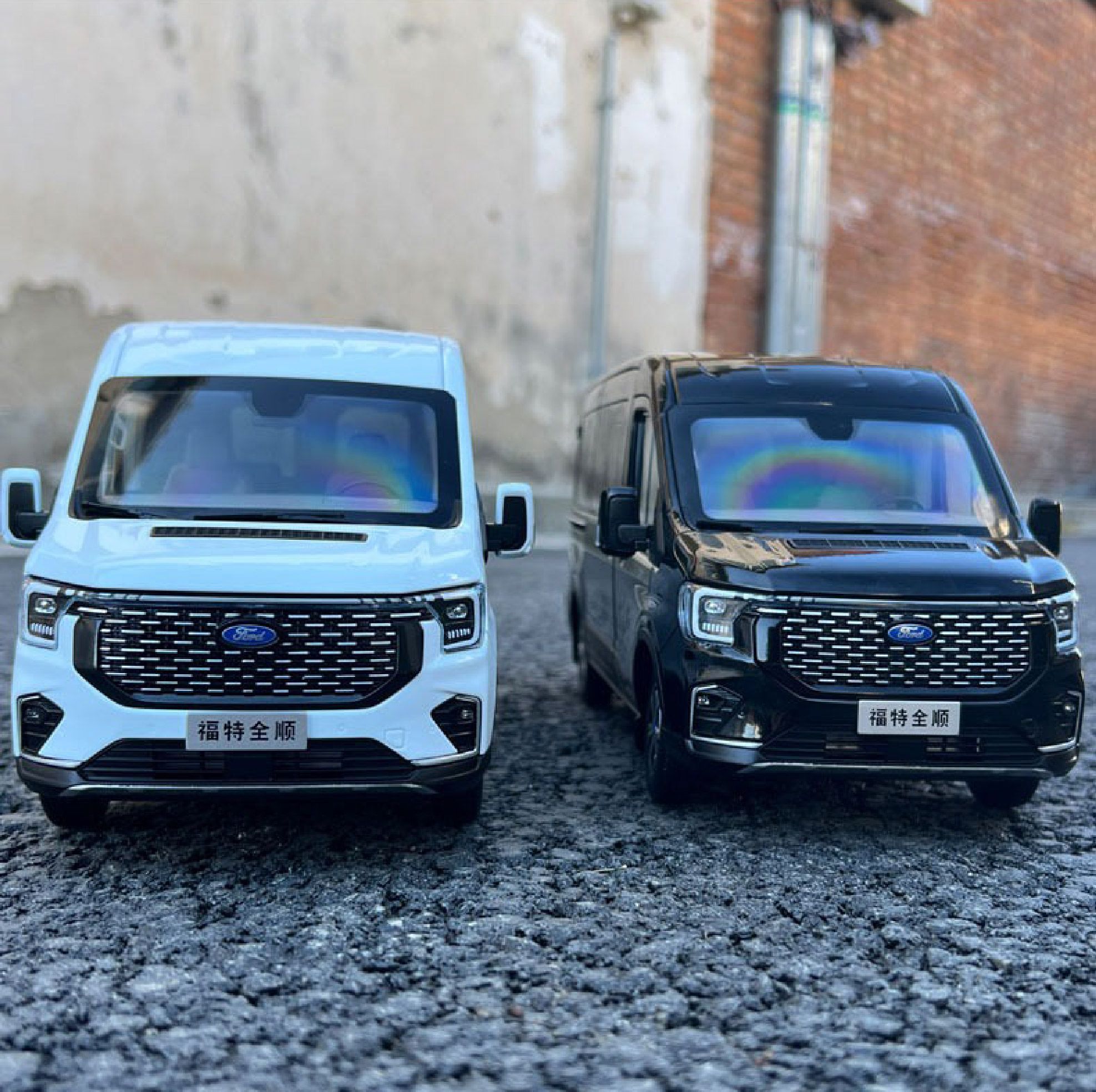 Mô hình xe khách 9 chỗ Ford Transit 2024 full open - đánh lái được tỉ lệ 1:18 Paudi OT18020