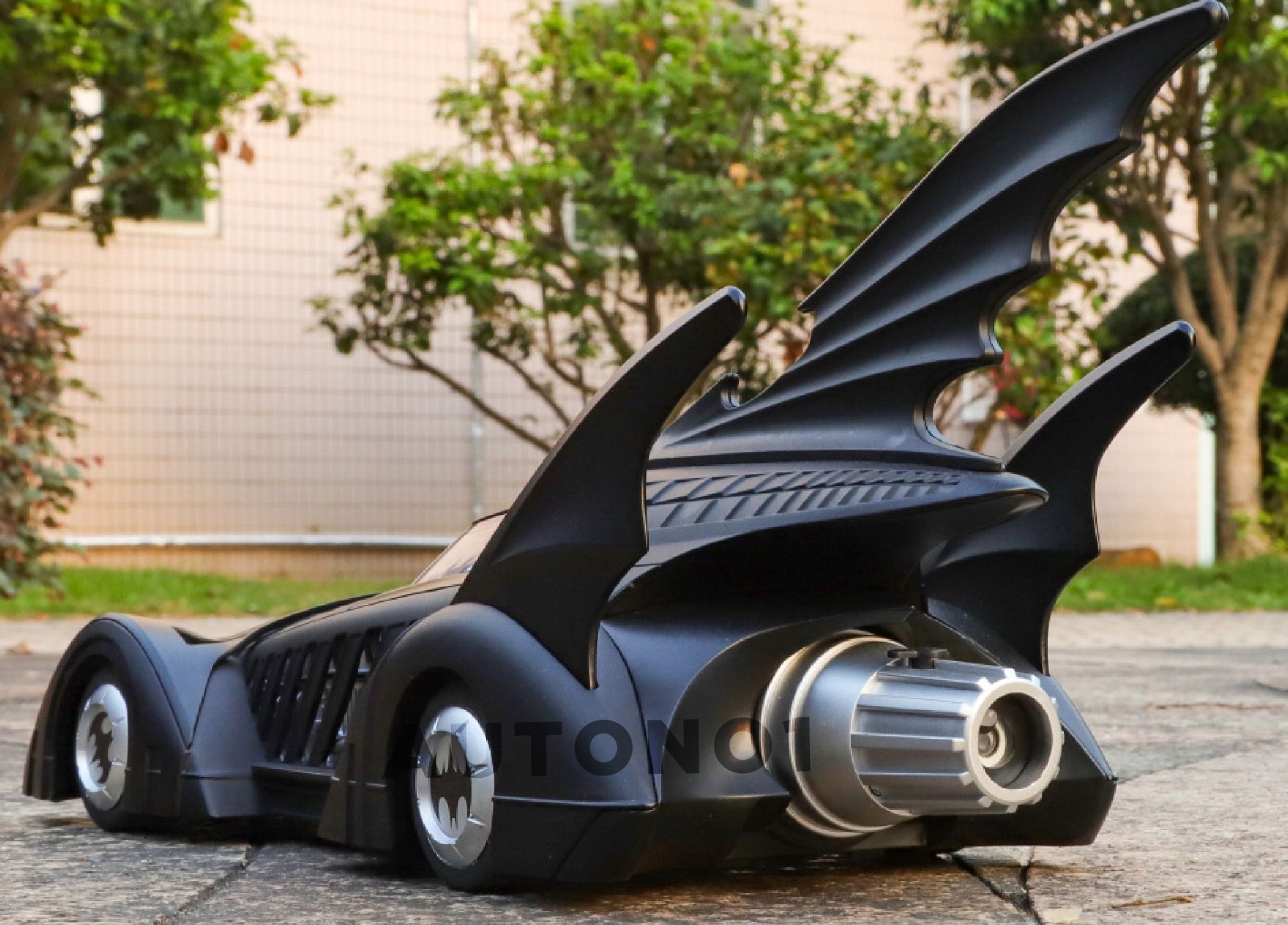 Mô hình xe Batman Batmobile 1995s phun khói - có đèn - âm thanh tỉ lệ 1:18 Alloy Model OT18023