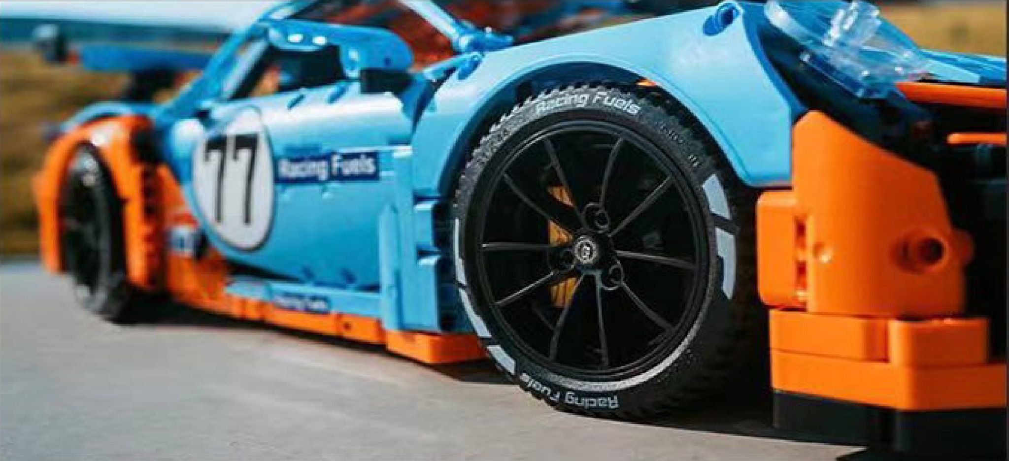 Mô hình xe ô tô lắp ghép Porsche 911 Gt3 RS Gulf racing 2703 pcs tỉ lệ 1:8 LG025