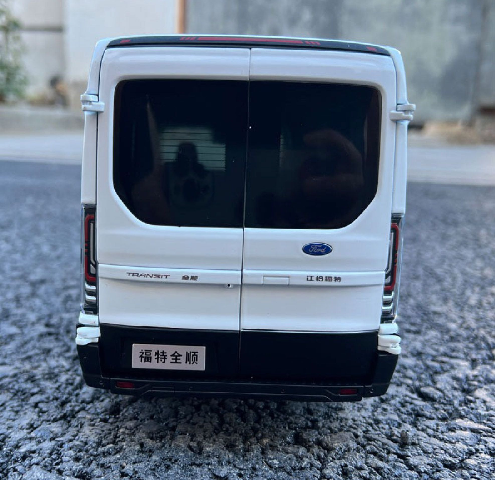 Mô hình xe khách 9 chỗ Ford Transit 2024 full open - đánh lái được tỉ lệ 1:18 Paudi OT18020