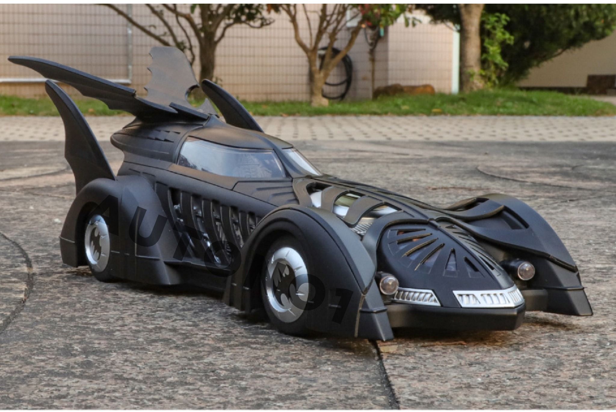 Mô hình xe Batman Batmobile 1995s phun khói - có đèn - âm thanh tỉ lệ 1:18 Alloy Model OT18023