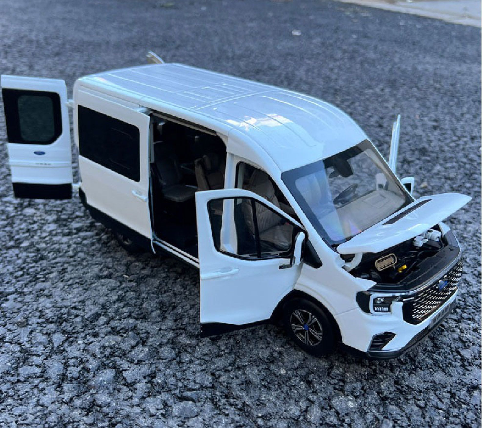 Mô hình xe khách 9 chỗ Ford Transit 2024 full open - đánh lái được tỉ lệ 1:18 Paudi OT18020