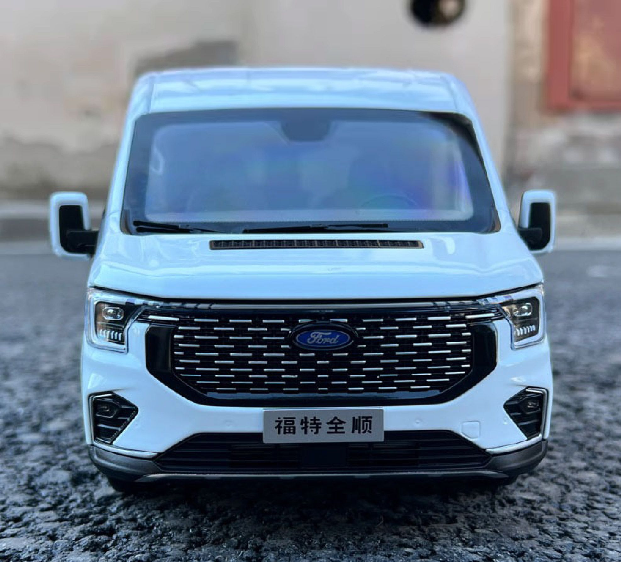 Mô hình xe khách 9 chỗ Ford Transit 2024 full open - đánh lái được tỉ lệ 1:18 Paudi OT18020