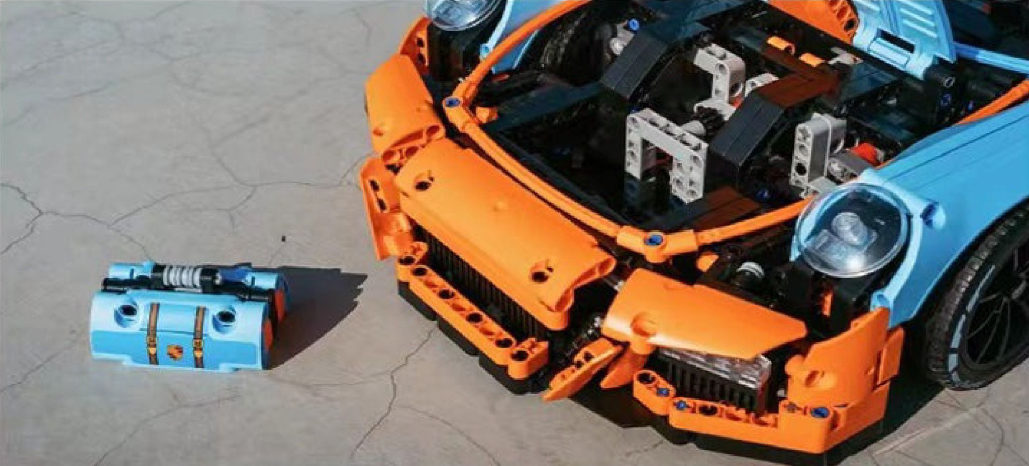 Mô hình xe ô tô lắp ghép Porsche 911 Gt3 RS Gulf racing 2703 pcs tỉ lệ 1:8 LG025