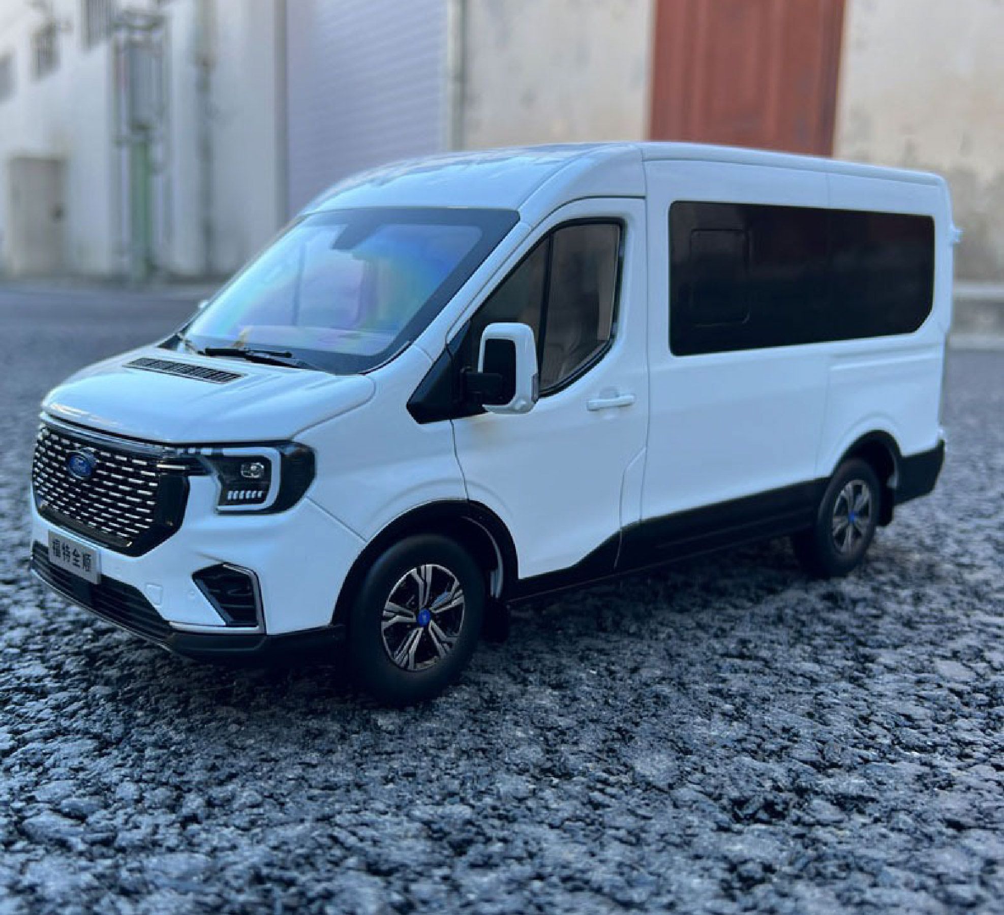 Mô hình xe khách 9 chỗ Ford Transit 2024 full open - đánh lái được tỉ lệ 1:18 Paudi OT18020
