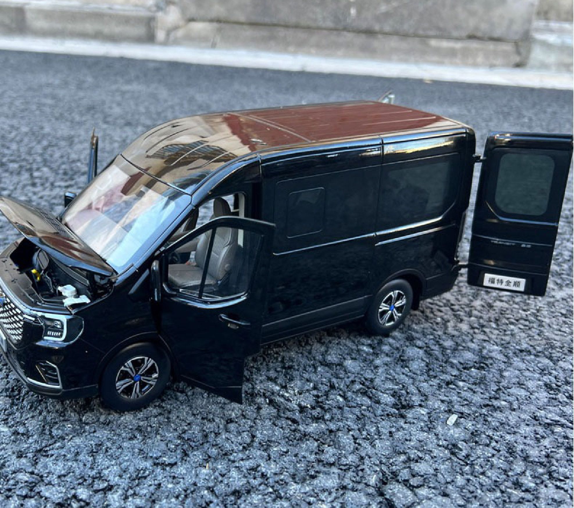 Mô hình xe khách 9 chỗ Ford Transit 2024 full open - đánh lái được tỉ lệ 1:18 Paudi OT18020