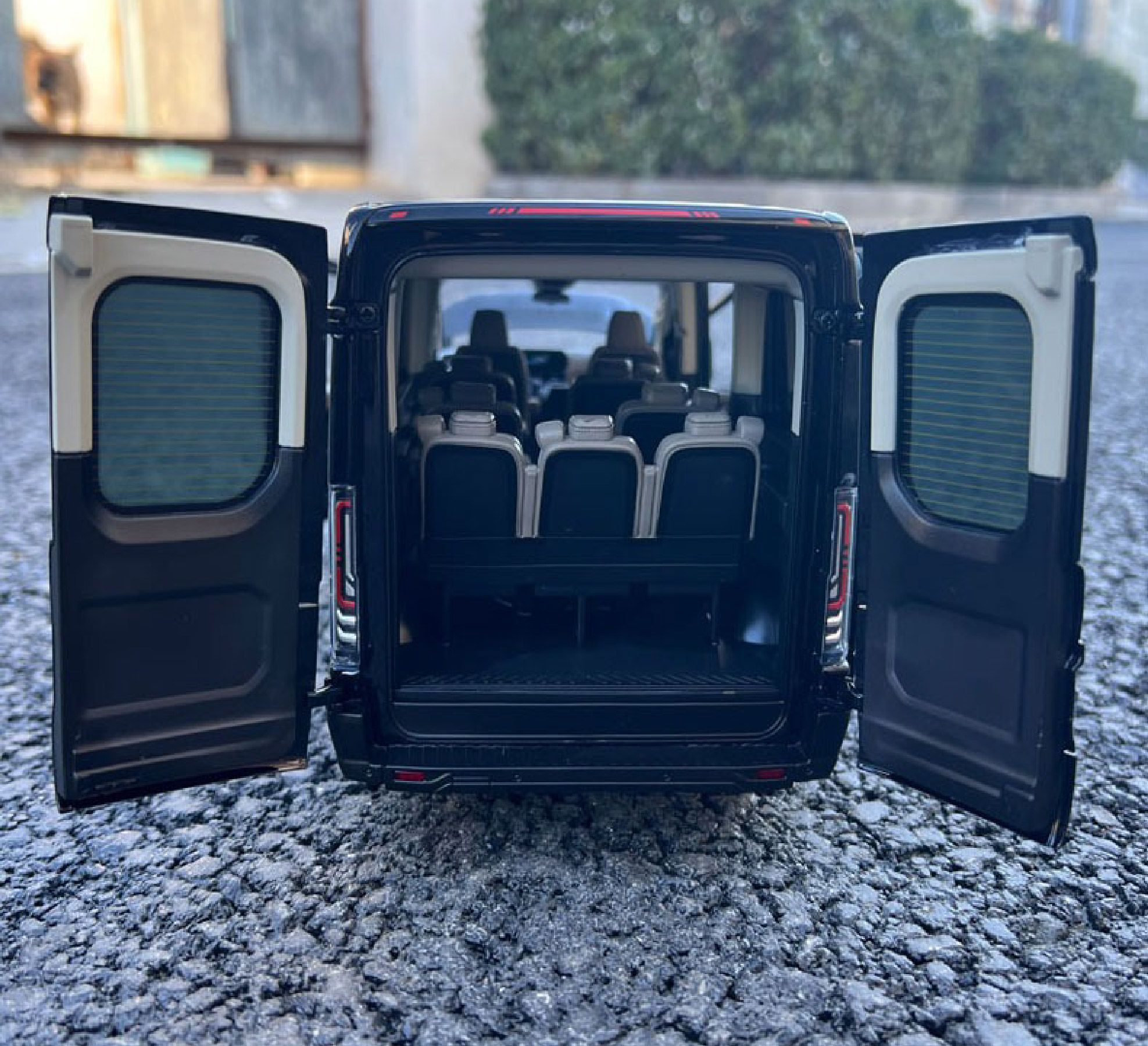 Mô hình xe khách 9 chỗ Ford Transit 2024 full open - đánh lái được tỉ lệ 1:18 Paudi OT18020