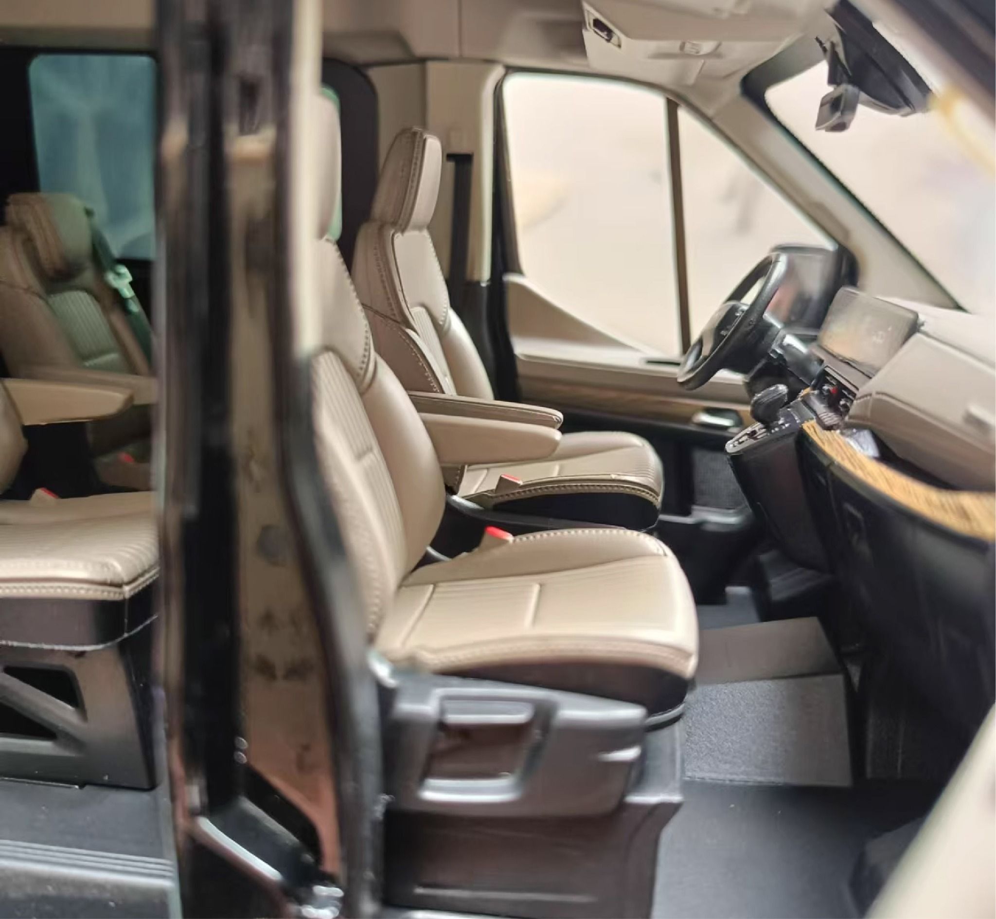 Mô hình xe khách 9 chỗ Ford Transit 2024 full open - đánh lái được tỉ lệ 1:18 Paudi OT18020
