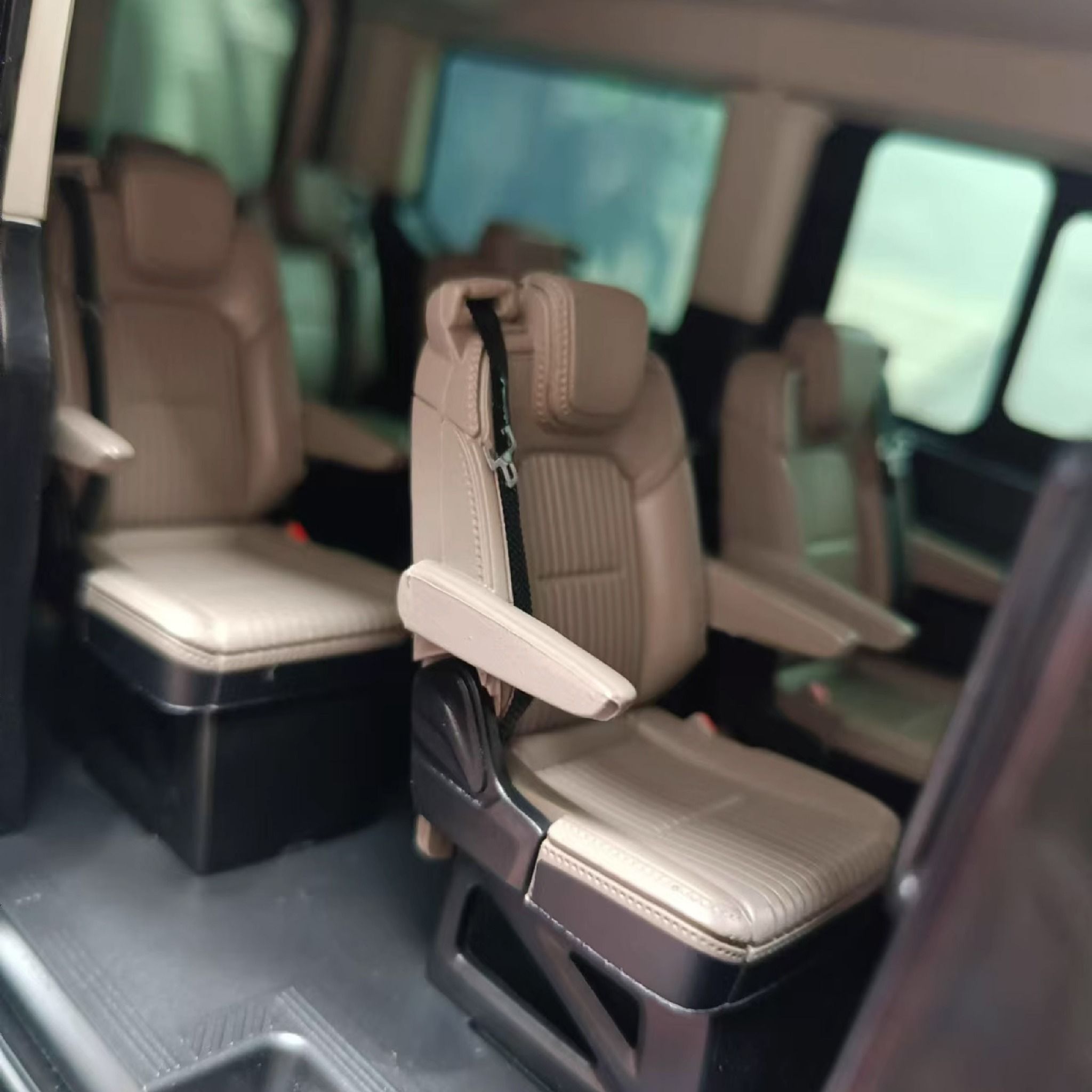 Mô hình xe khách 9 chỗ Ford Transit 2024 full open - đánh lái được tỉ lệ 1:18 Paudi OT18020
