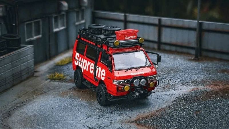 Mô hình xe Mitsubishi Delica Star Wagon 4x4 Supreme Livery limited to 499pcs tỉ lệ 1:64 Autobots Models OT64453