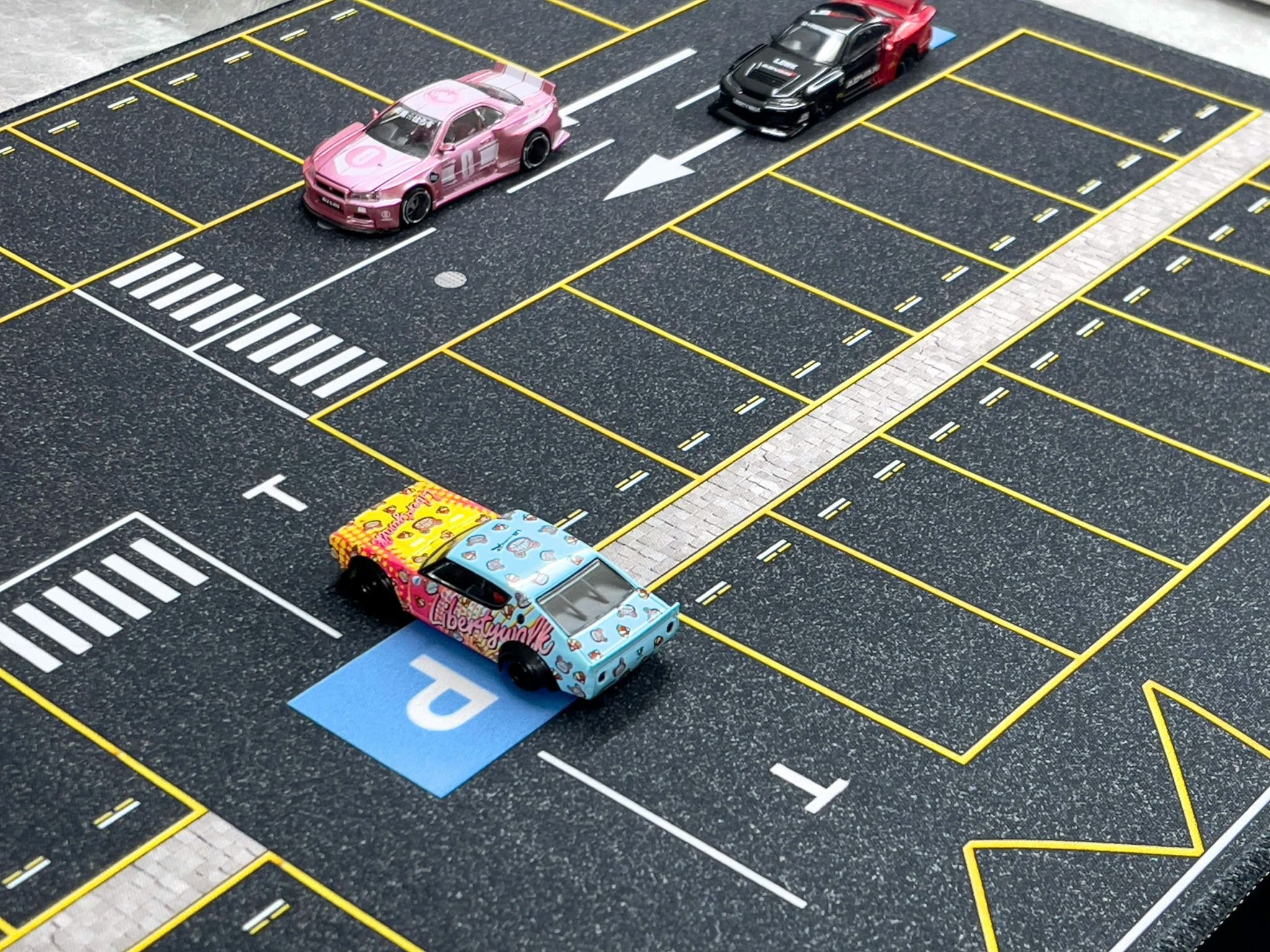 Phụ kiện thảm sa bàn chống trượt mô phỏng diorama bãi đỗ xe/ Parking lot kích thước 90x40cm cho mô hình xe 1:64 Autono1 PK516