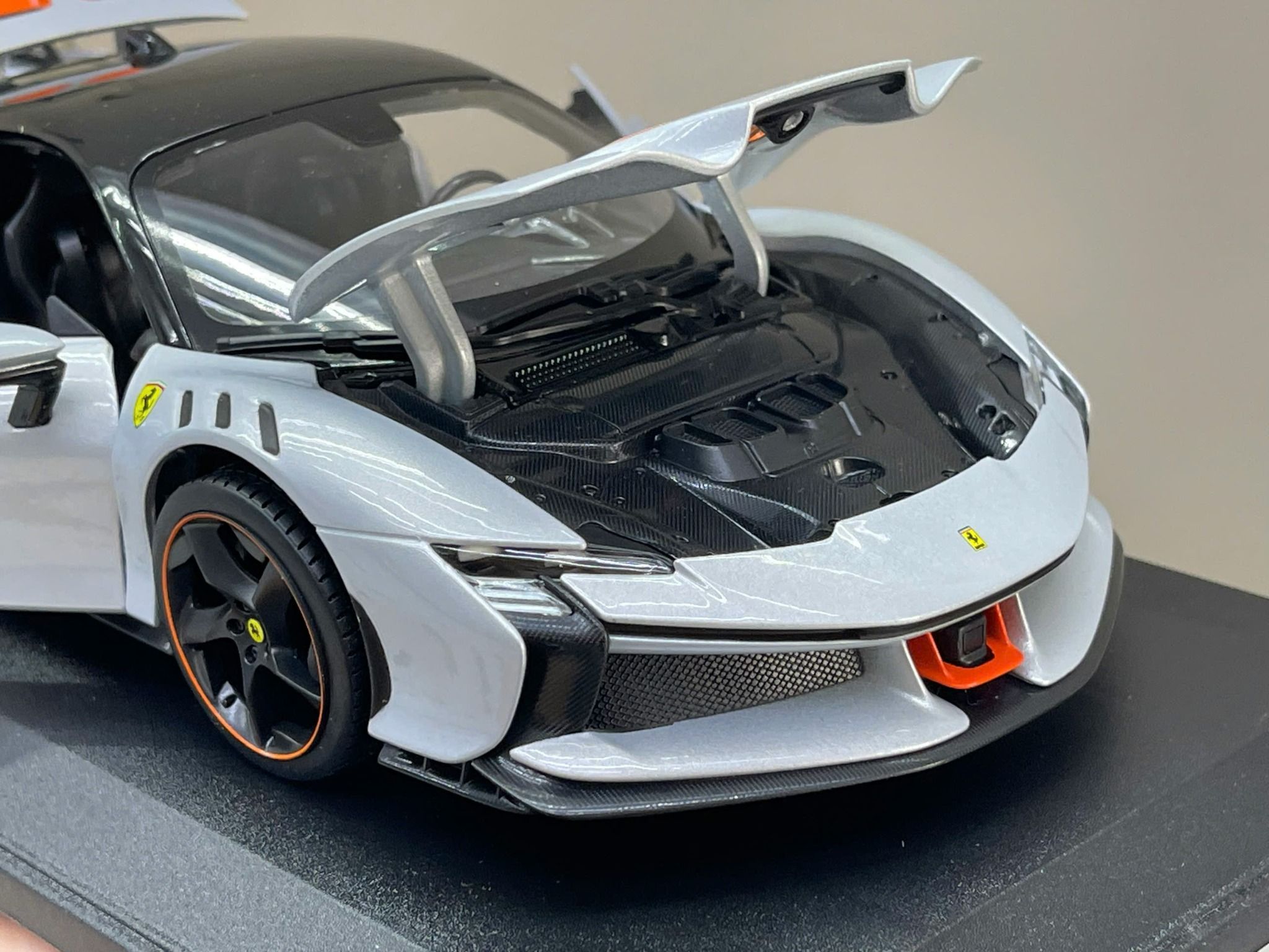 Mô hình xe Ferrari SF90 XX Stradale Giallo Modena silver full open tỉ lệ 1:18 Bburago 18-16020 OT18013