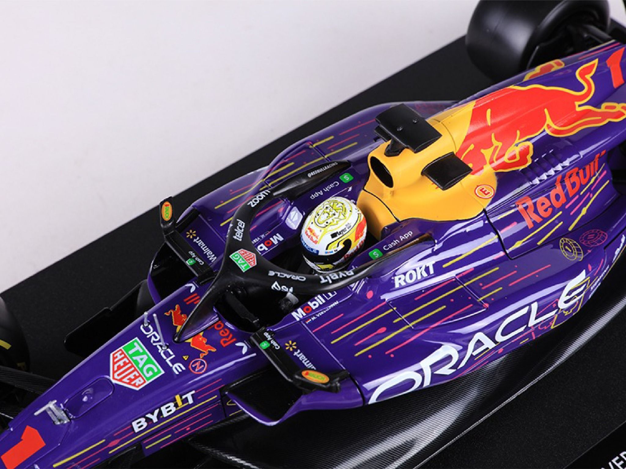 Mô hình xe đua F1 Formula Honda Redbull RB19 Miami 2023 Las Vegas có đế + figure tỉ lệ 1:18 Bburago OT18004