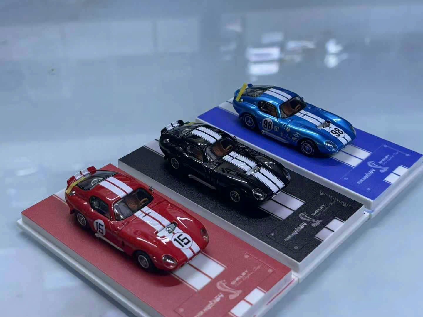 Mô hình xe Ford Shelby Daytona race #98 #15 mở được capo - kính sau tỉ lệ 1:64 FineWorks OT64105