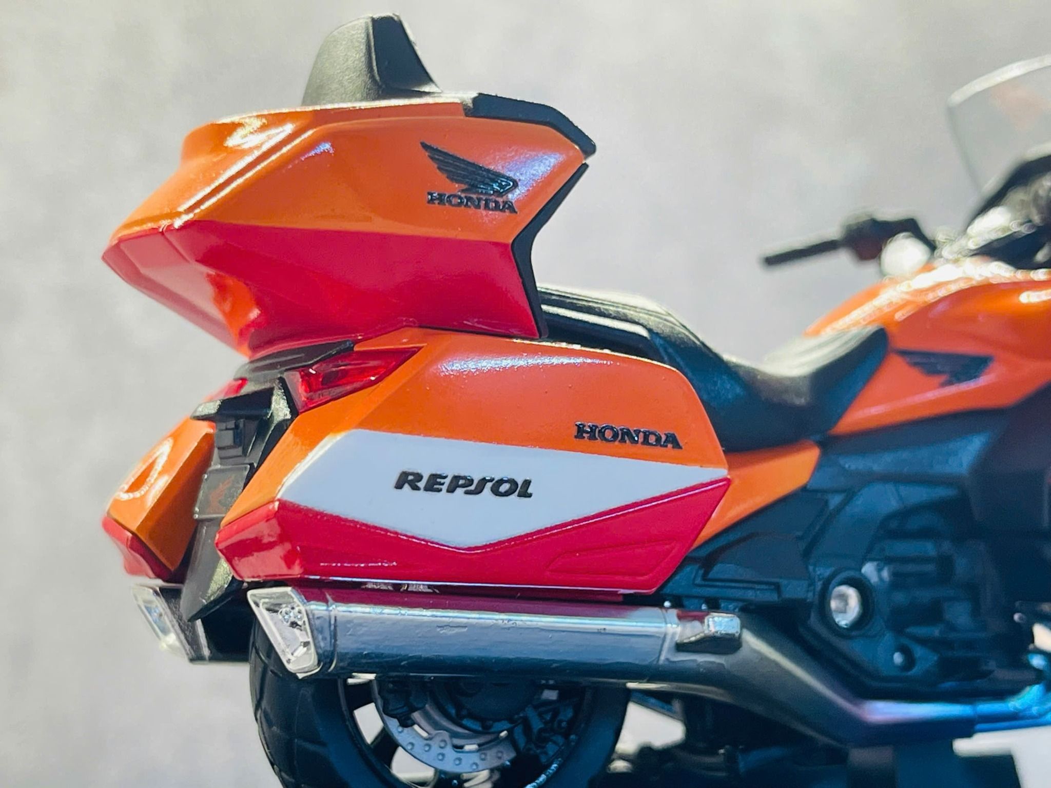 Mô hình xe Honda Goldwing độ tem Repsol tỉ lệ 1:18 Welly DO18001