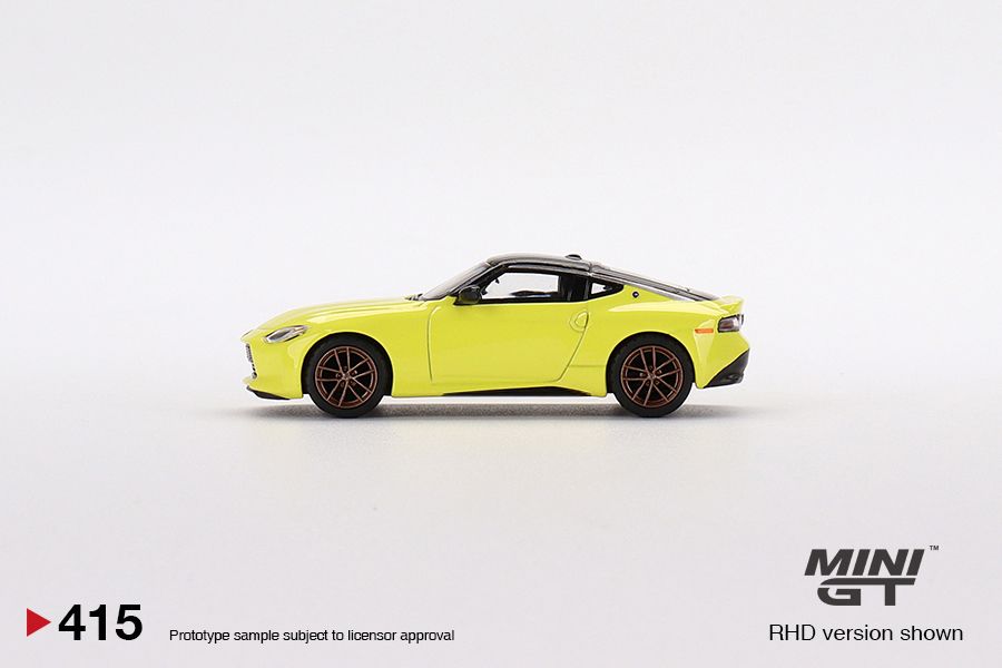 Mô hình xe Nissan Z Proto Spec 2023 Ikazuchi Yellow tỉ lệ 1:64 MiniGT