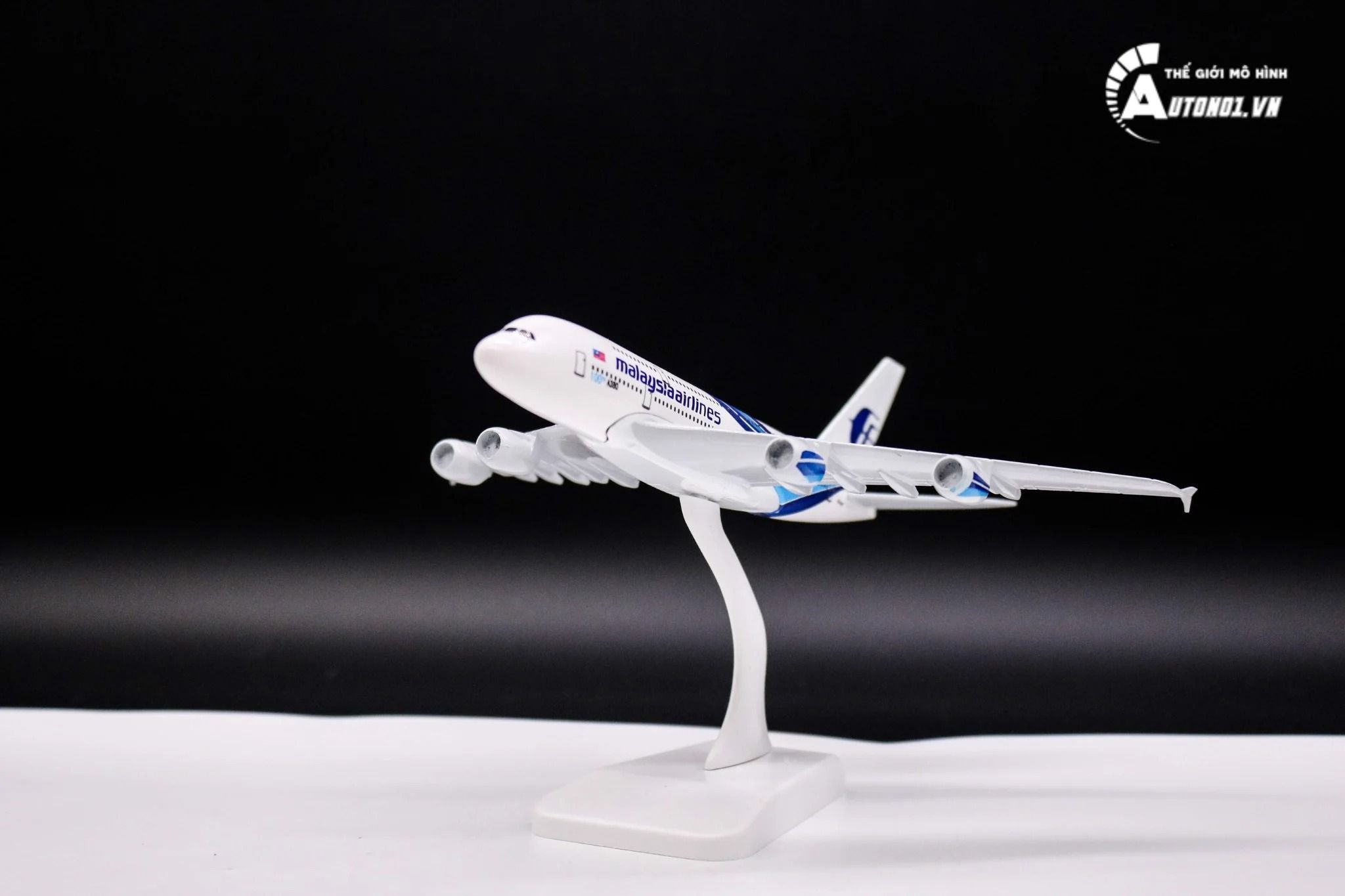 Mô hình máy bay Malaysia Airlines Airbus A380 20cm MB20029