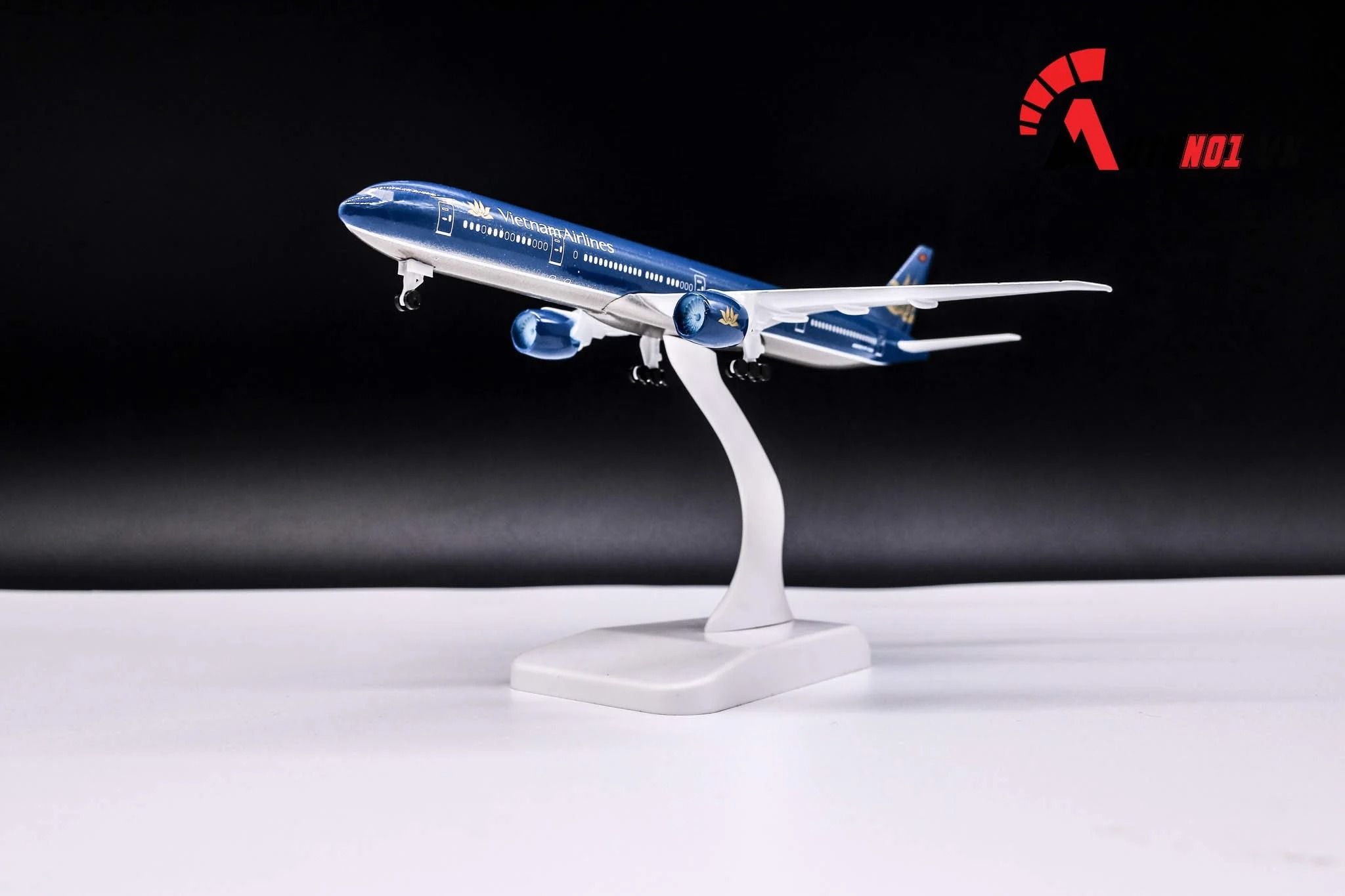 Mô hình máy bay Viet Nam Airlines Boeing B777 300ER 20cm MB20011