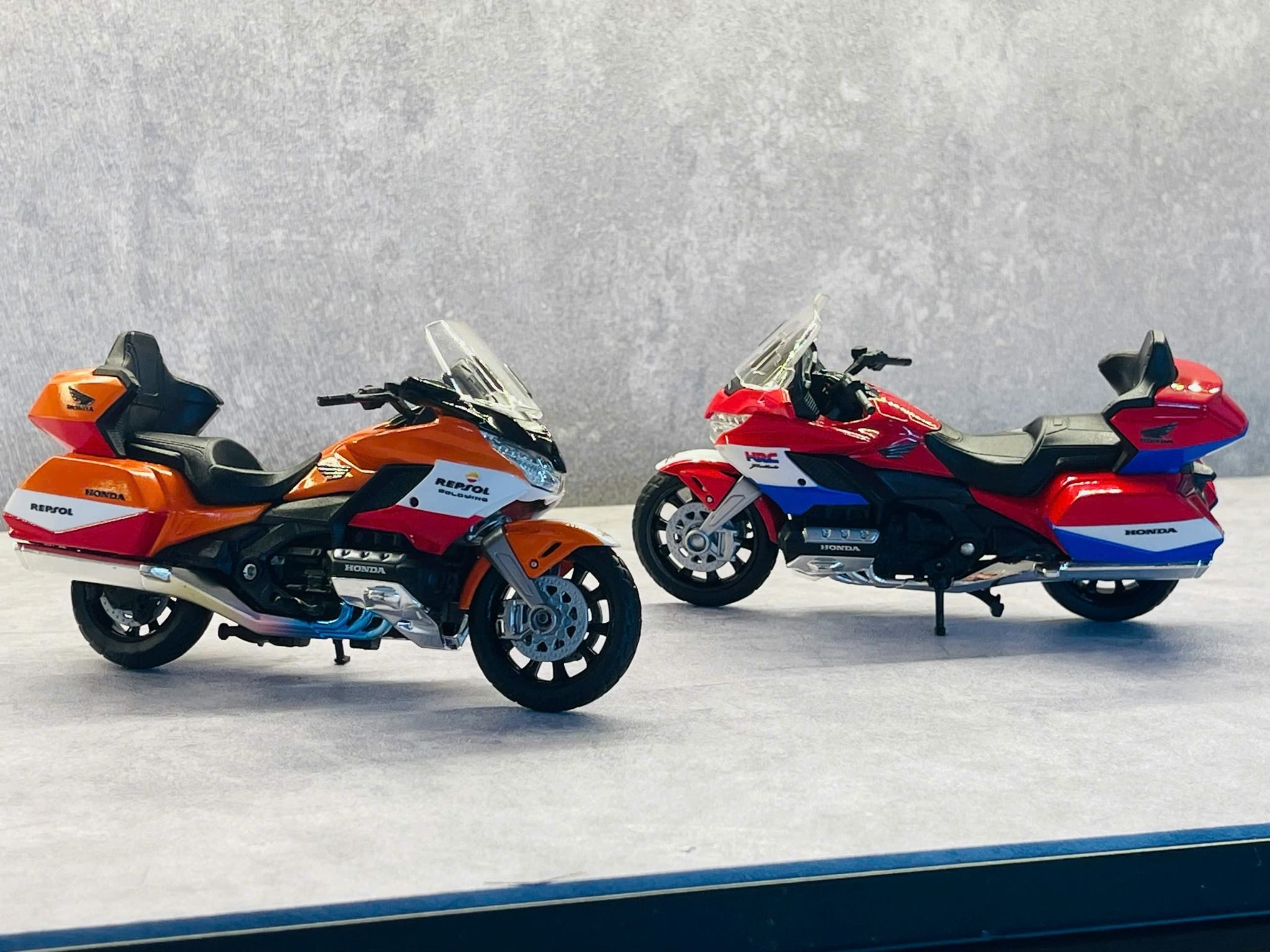 Mô hình xe Honda Goldwing độ tem Repsol tỉ lệ 1:18 Welly DO18001