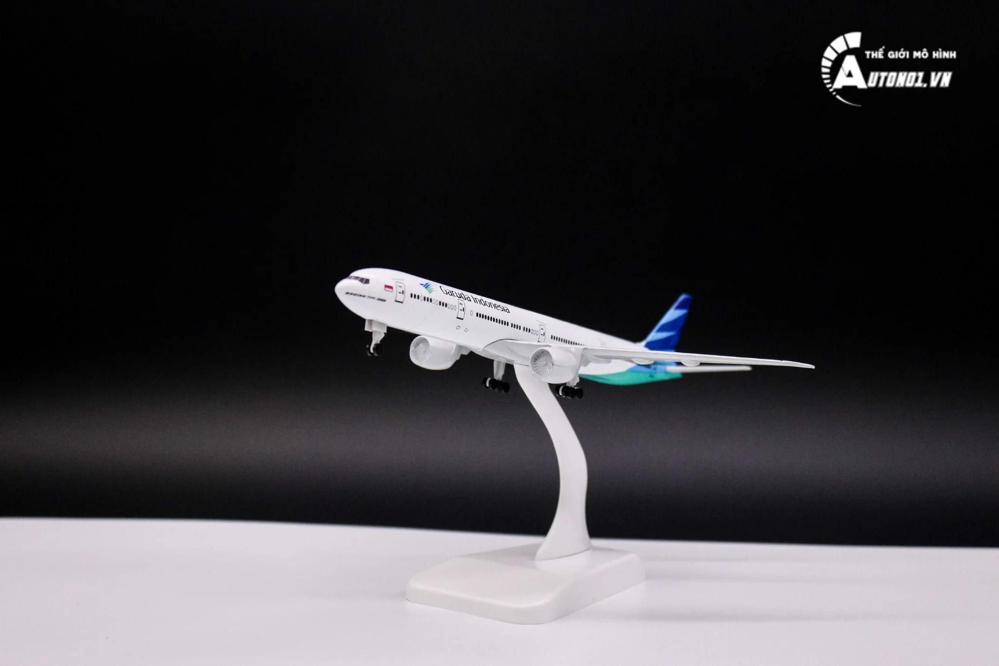 Mô hình máy bay Garuda Indonesia Boeing B777-300ER 20cm MB20031