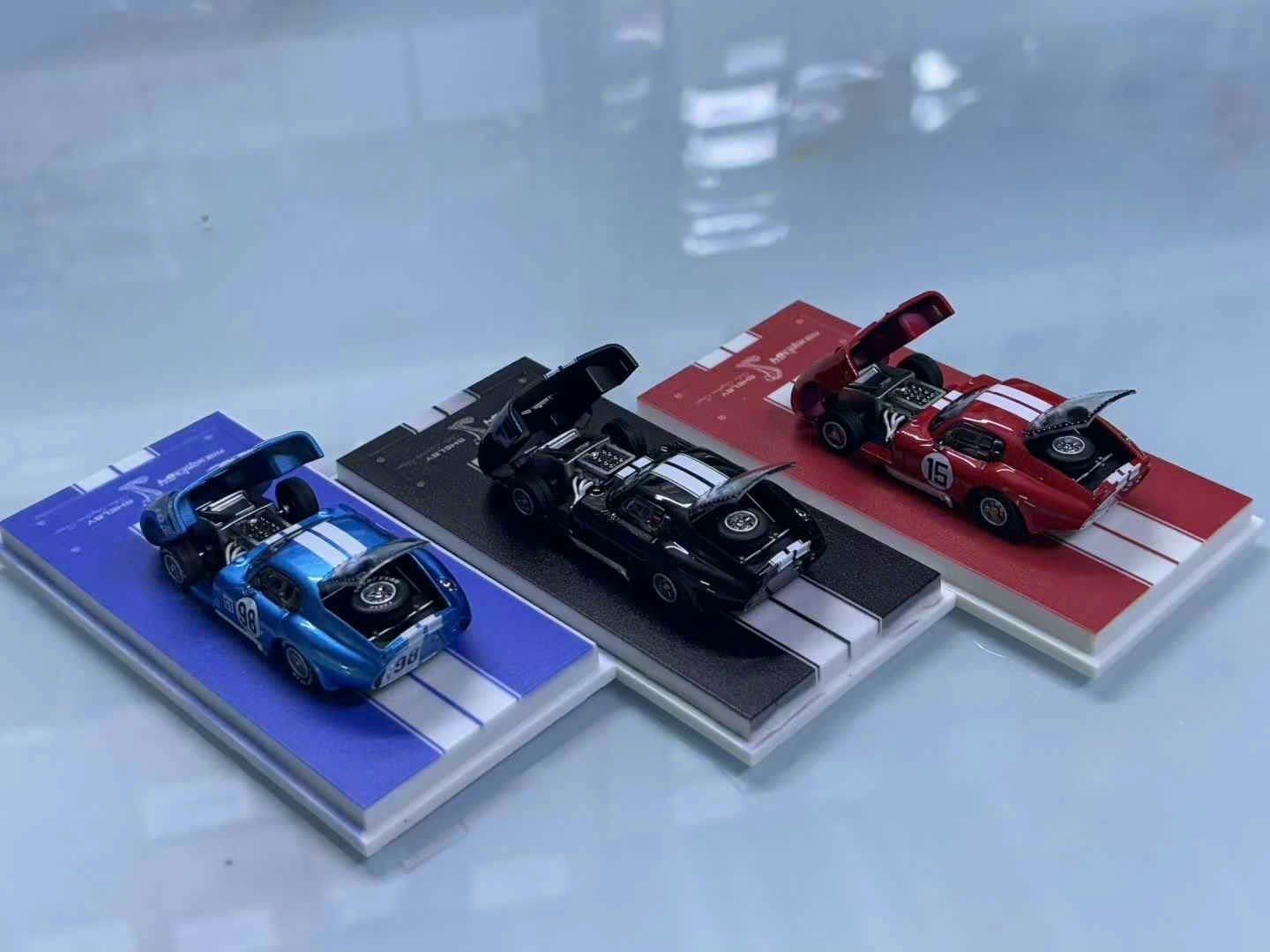 Mô hình xe Ford Shelby Daytona race #98 #15 mở được capo - kính sau tỉ lệ 1:64 FineWorks OT64105