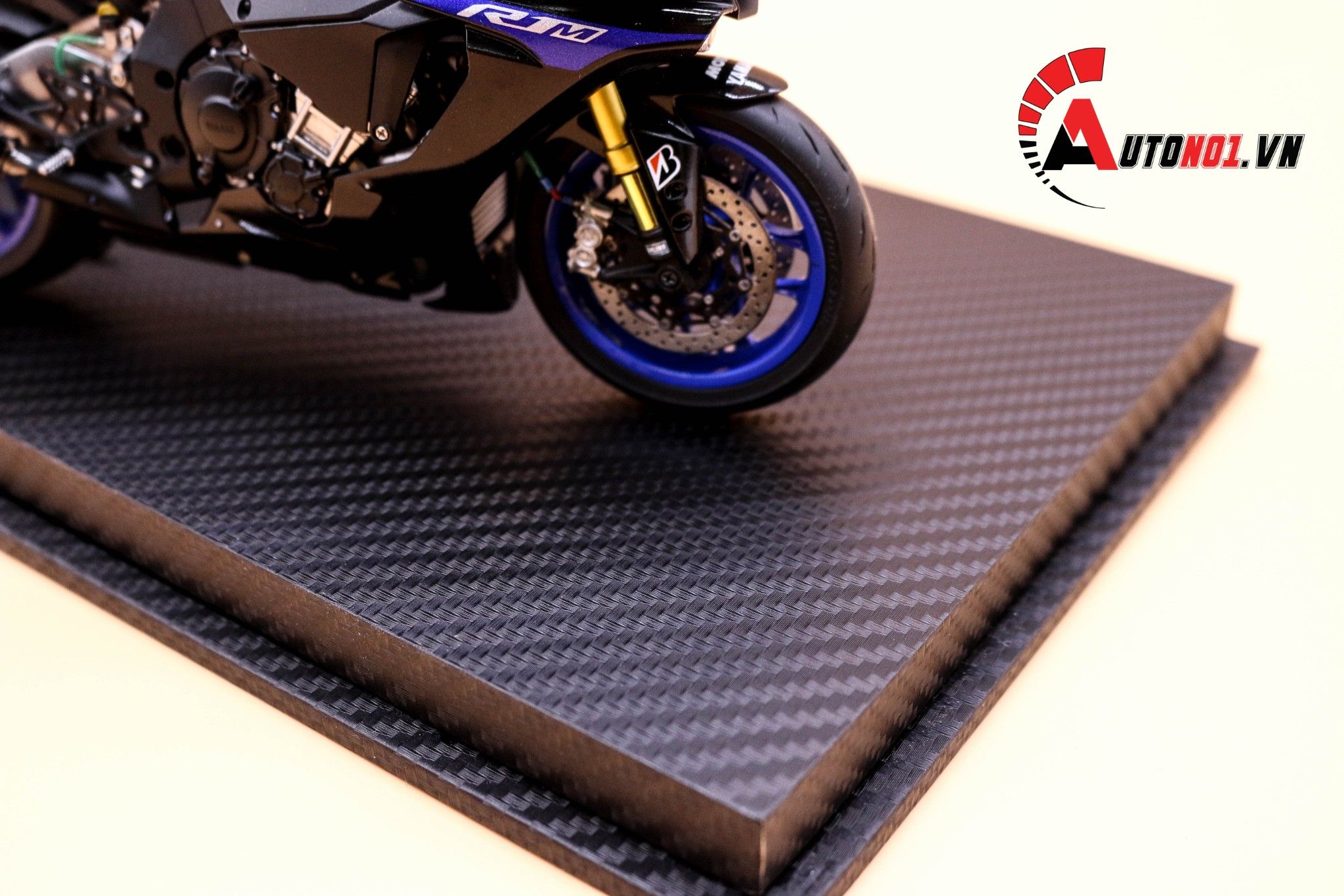 HỘP TRƯNG BÀY MICA CAO CẤP ĐẾ CARBON PK312