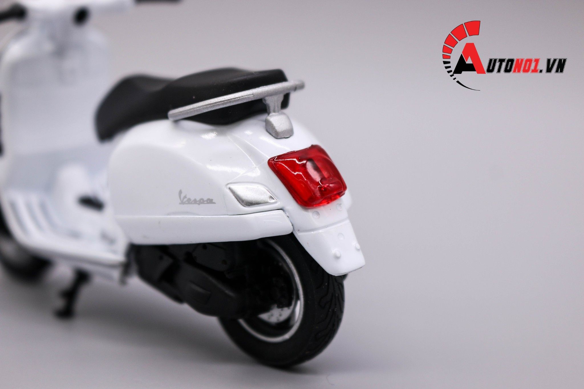 Mô hình xe Vespa gts 125cc 2017 white 1:18 Welly MT078D