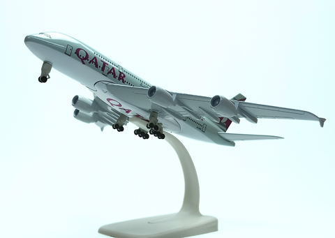Mô hình máy bay Qatar Airbus A380 20cm MB20075