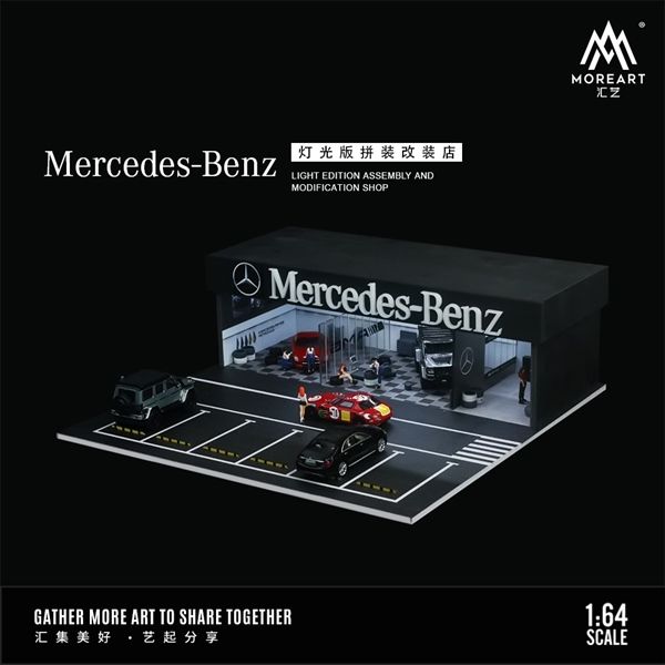 Hộp trưng bày mô phỏng showroom Mercedes-Benz có bãi đỗ xe có đèn kích thước 30x30x10cm tỉ lệ 1:64 MoreArt MO936108