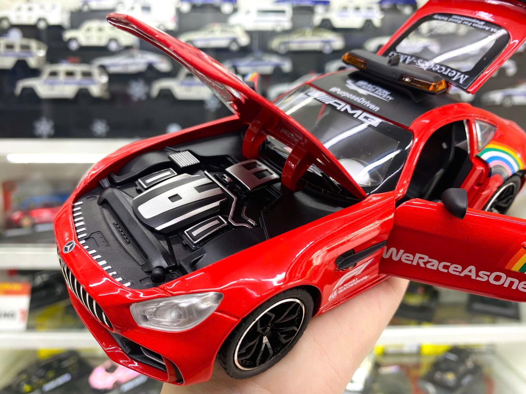 Mô hình xe dẫn đoàn đua F1 Mercedes Benz AMG GTR Safety car - full open - đánh lái - đèn - âm thanh tỉ lệ 1:24 Chezhi model OT600