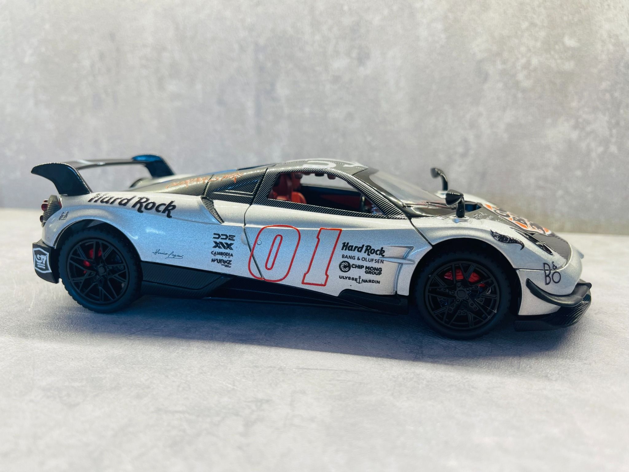 Mô hình xe custom Pagani Huayra BC Silver Gumball 3000 tỉ lệ 1:24 Alloy Model DO24005