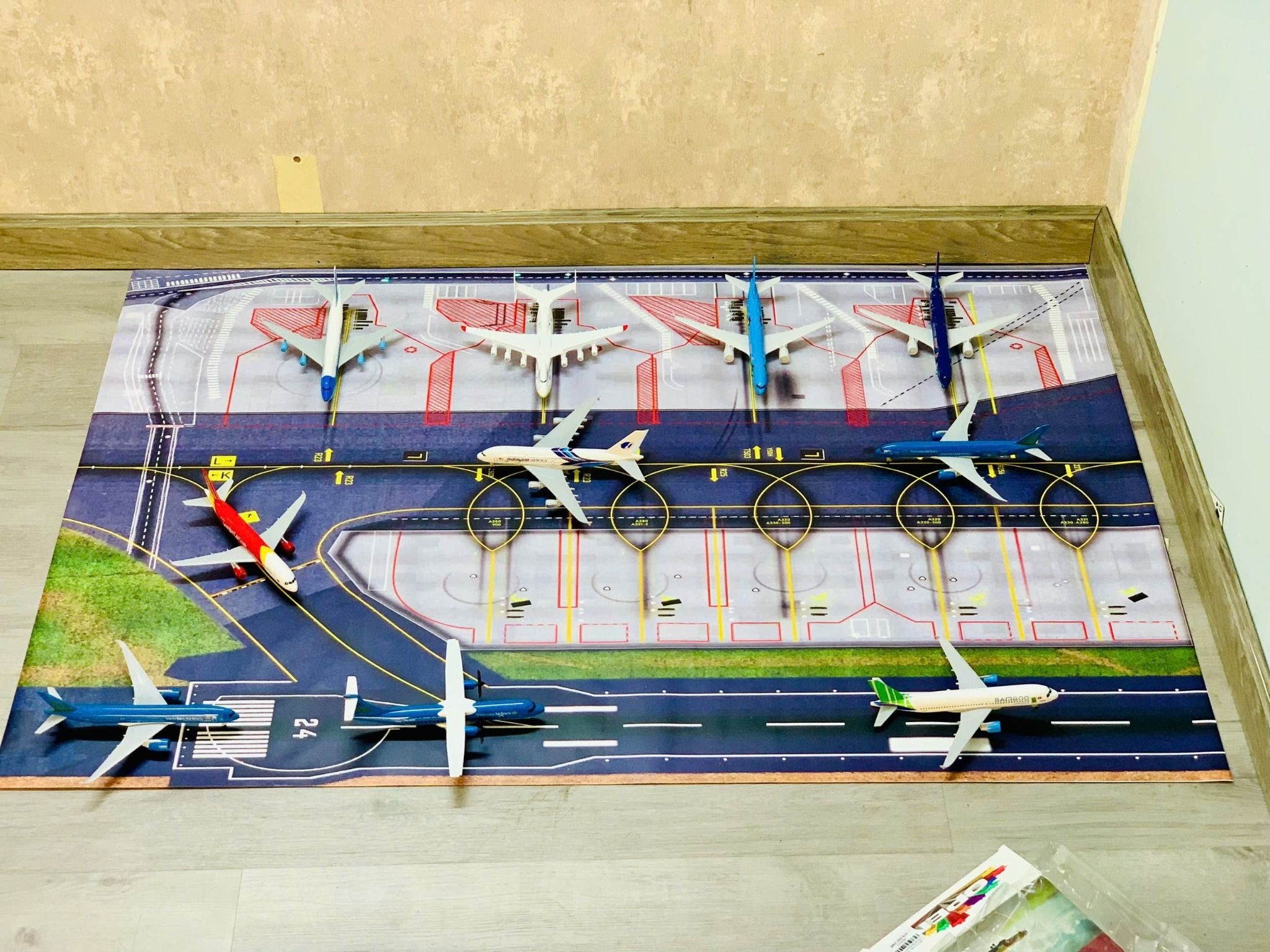 Diorama sân bay bãi đáp đường băng in PP cán mờ chống nước bụi bẩn khổ dài 120cm cho máy bay mô hình 16cm 20cm 1:200 1:400 DR040