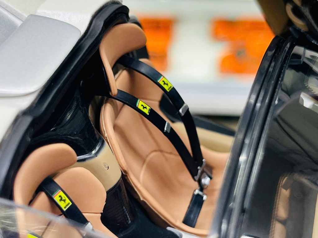 Mô hình xe Ferrari Daytona SP3 Signature white full open - hộp xốp tỉ lệ 1:18 Bburago 18-16912 WT OT18009